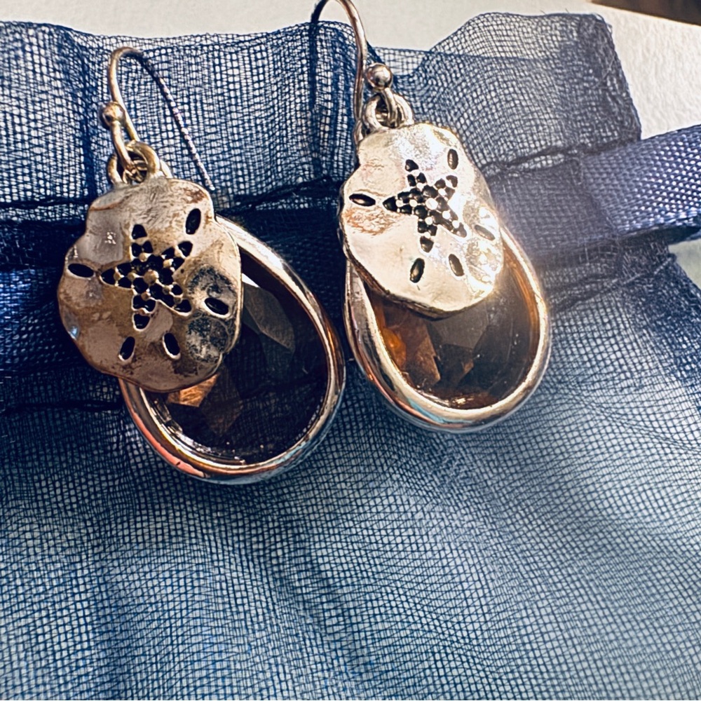 Starfish 🌟🌠silver toned with light brown gem.  🔸